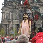 Die kleine Riesin gähnt