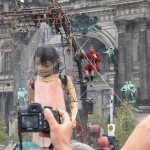 Die kleine Riesin duscht